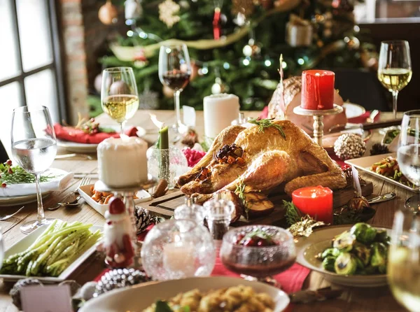 Kerstviering en tafel met maaltijden — Stockfoto