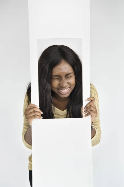 Mulher africana segurando papel — Fotografia de Stock