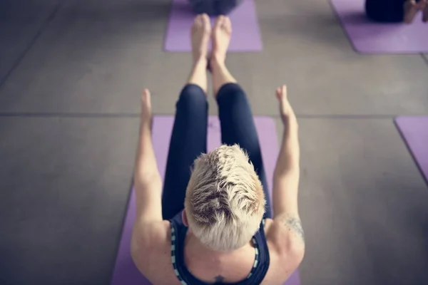 Sarışın kadının Yoga egzersiz yapması — Stok fotoğraf