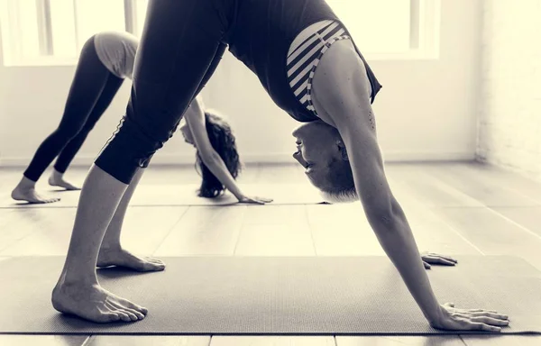 Femmes faisant des exercices de pratique du yoga — Photo