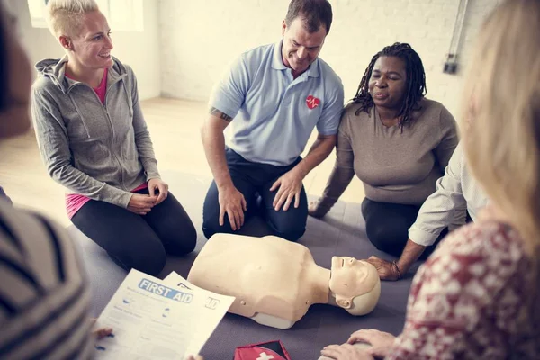 심폐 소생술 응급 처치 교육을 배우는 사람들 — 스톡 사진