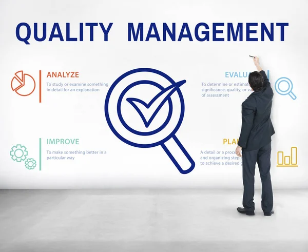 İşadamı takım ayakta duvarının yakınında