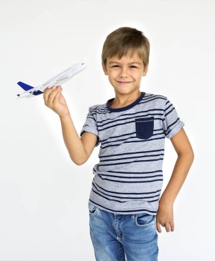 çocuk oyuncak uçak ile oynama