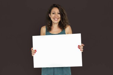 kadın holding beyaz kağıt boş