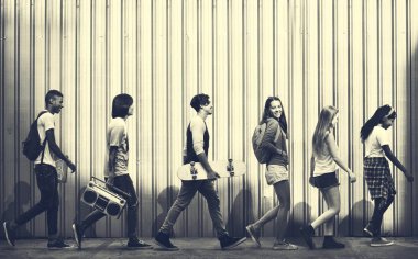  Yürüyen insan grubu 