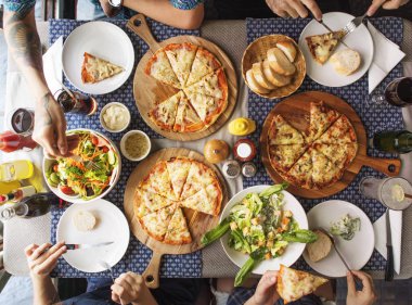 Pizza Yiyen Arkadaşlar