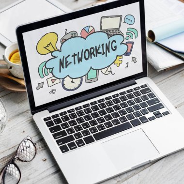 çalışma alanı tablo açılan laptop