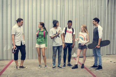 Gençler rahat kıyafetler içinde