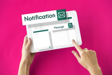 Dijital tablet ellerinde 