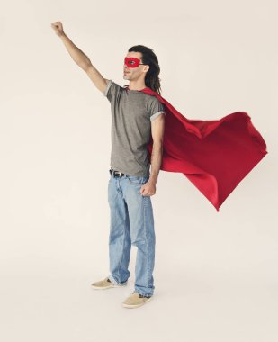 adam giyen süper kahraman maske