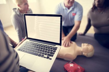 CPR ilk yardım eğitimi öğrenme insanlar 