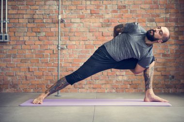 Yoga egzersiz egzersiz yapan erkek