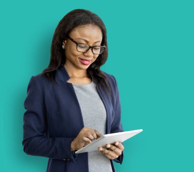 Dijital tablet kullanan iş kadını