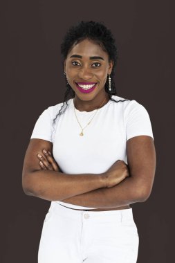 Çapraz kolları olan Afrikalı kadın