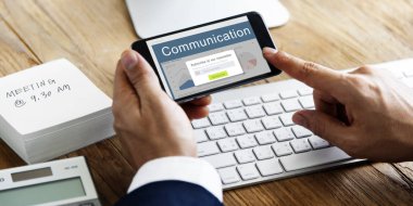 Akıllı telefon kullanan iş adamı