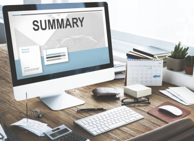 bilgisayar monitöründe ofis masaları
