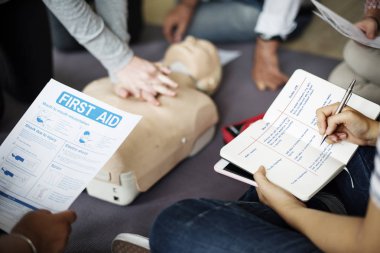 CPR ilk yardım eğitimi öğrenme insanlar 