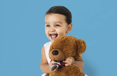 Oyuncak ayıyı tutan kız