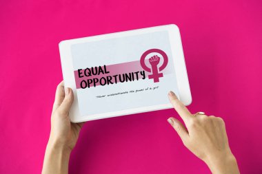 insan elinden tutarak dijital tablet