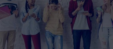 Dijital cihazlar kullanan öğrenciler 