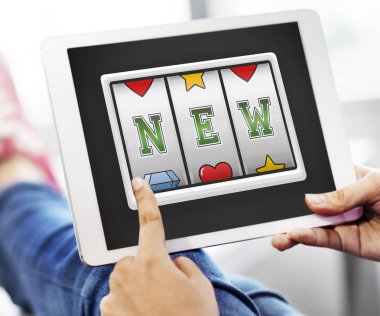 Dijital tablet kullanan kişi