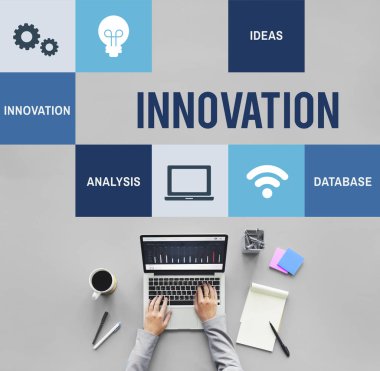 Dizüstü bilgisayarda çalışan kişi