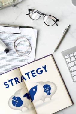 çalışma alanı tablosu ile açık kitap