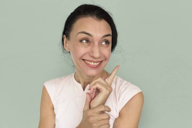 Parmakla işaret eden kadın