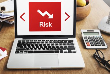 Açık tablo üstünde laptop