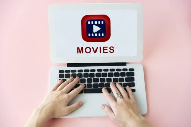 Dizüstü bilgisayarda çalışan kadın