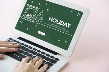 Dizüstü bilgisayarda çalışan kadın