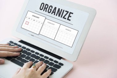 Dizüstü bilgisayarda çalışan kadın