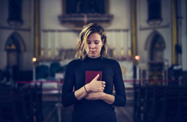 Kilisede duran kadın