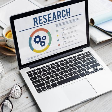 çalışma alanı tablo açılan laptop