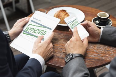 Tablet ve mobil kullanarak iş adamları