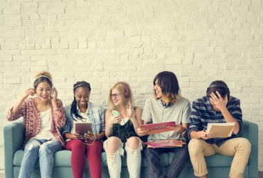 Dijital cihazlar kullanan öğrenciler 