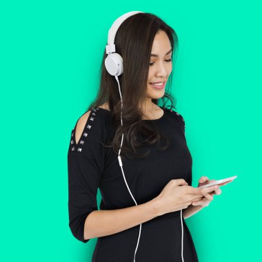 Kulaklıkla müzik dinleyen kadın