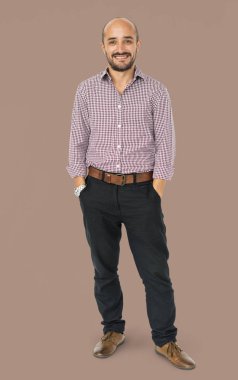  stüdyoda gülümseyen adam