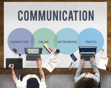 dizüstü bilgisayarlarda çalışan insanlar