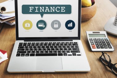 Açık tablo üstünde laptop