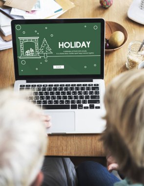 Dizüstü bilgisayar kullanan yaşlı çift.