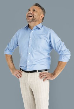 adam stüdyoda gülüyor