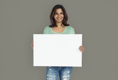 kadın holding beyaz kağıt boş