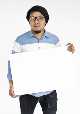 Stüdyoda afişini tutan adam