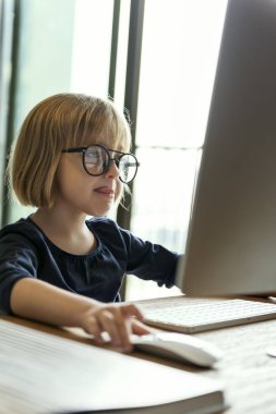 Bilgisayar kullanan kız