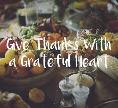 Tablo ile lezzetli yemekler servis