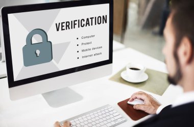 Ofiste çalışan bir iş adamı.