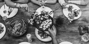 Kadın yemek yerken 