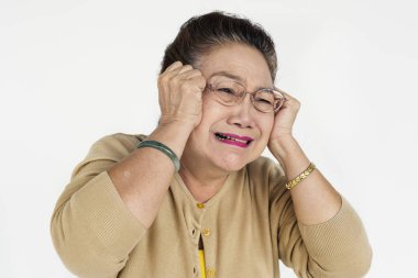 Olgun Asyalı kadın ağlıyor