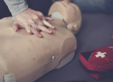 CPR ilk yardım eğitimi öğrenme insanlar 